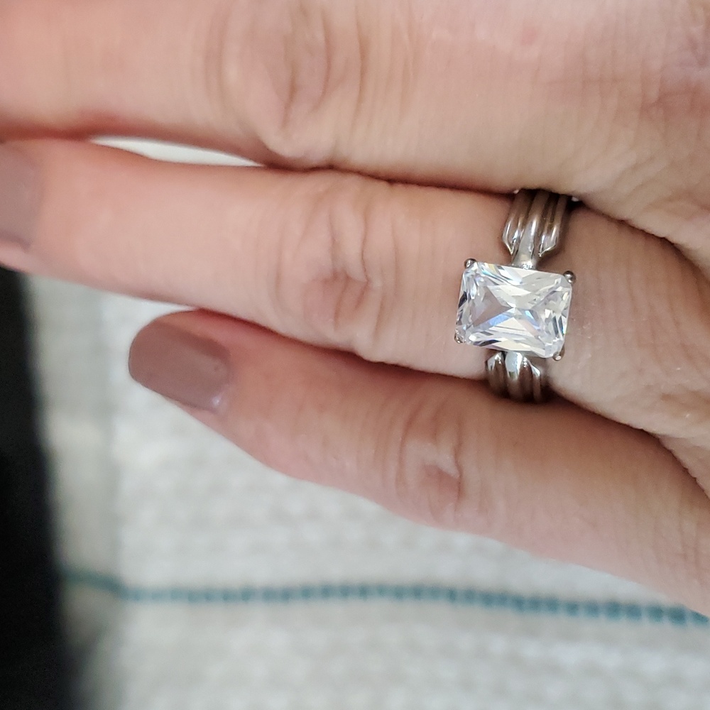 Silver plated‎ wedding ring with rectangle center stone
